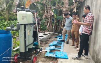 Pihak terkait meninjau sumur resapan dapur MBG di Desa Sungai Batang, Kecamatan Sungai Pinyuh, Kabupaten Mempawah, yang sebelumnya dikeluhkan karena mencemari lingkungan.