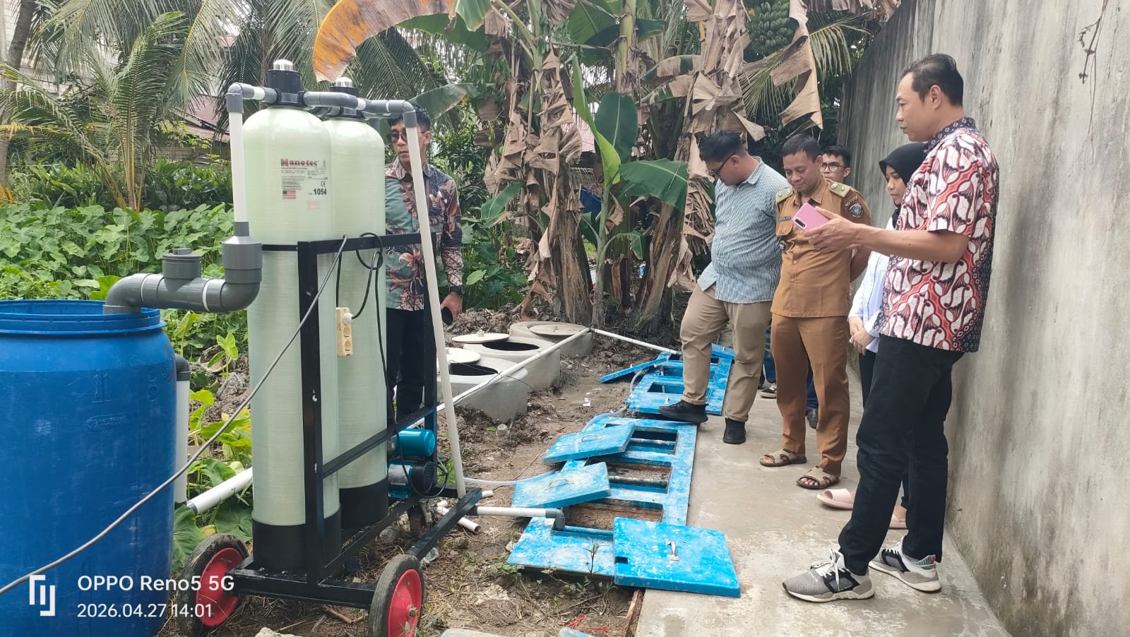 Pihak terkait meninjau sumur resapan dapur MBG di Desa Sungai Batang, Kecamatan Sungai Pinyuh, Kabupaten Mempawah, yang sebelumnya dikeluhkan karena mencemari lingkungan.