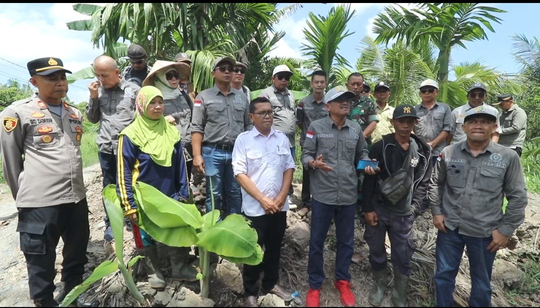 Rombongan Komisi III DPRD Sambas melakukan verifikasi lapangan di lokasi jalan sengketa Desa Segarau Parit, Kecamatan Tebas, Kabupaten Sambas, Rabu 29 April 2026.
