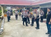 AKP Bambang Siswanto berpamitan dengan anggota Polsek Sungai Pinyuh.