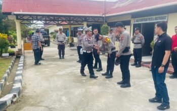 AKP Bambang Siswanto berpamitan dengan anggota Polsek Sungai Pinyuh.