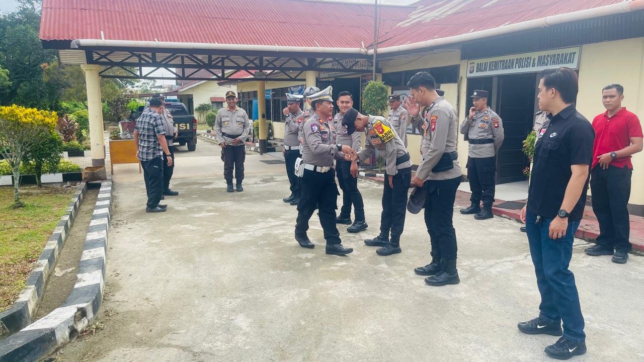 AKP Bambang Siswanto berpamitan dengan anggota Polsek Sungai Pinyuh.