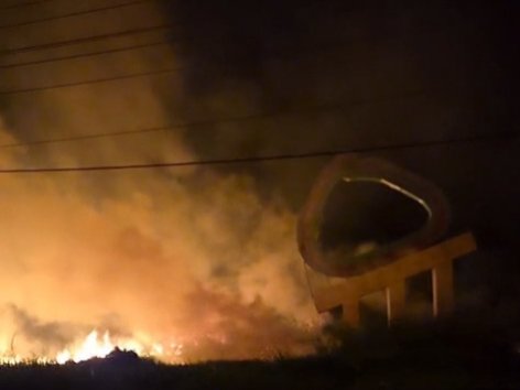 Karhutla di tepi jalan raya Desa Sungai Purun Besar, Kecamatan Segedong, Kabupaten Mempawah, Minggu 19 April 2026.