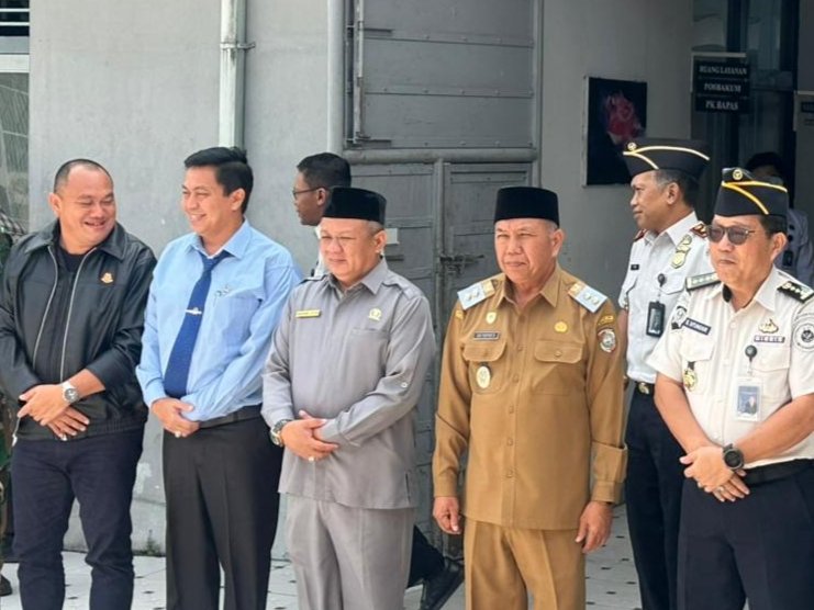 Ketua DPRD Kabupaten Mempawah, Safruddin Asra (tengah) saat menghadiri Sertijab Karutan Mempawah.