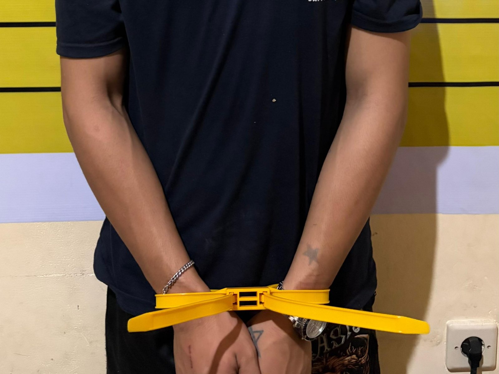 Pencuri CCTV SMPN 1 Anjongan inisial F saat diringkus polisi.