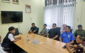 rogram Kampung Nelayan Merah Putih Tahun 2026 dinilai menjadi peluang strategis bagi daerah pesisir di Kabupaten Sambas. Sekretaris Dinas Perikanan, Peternakan dan Kesehatan Hewan, Junihardy, menilai program ini berpotensi memberikan dampak signifikan bagi penguatan sektor perikanan.