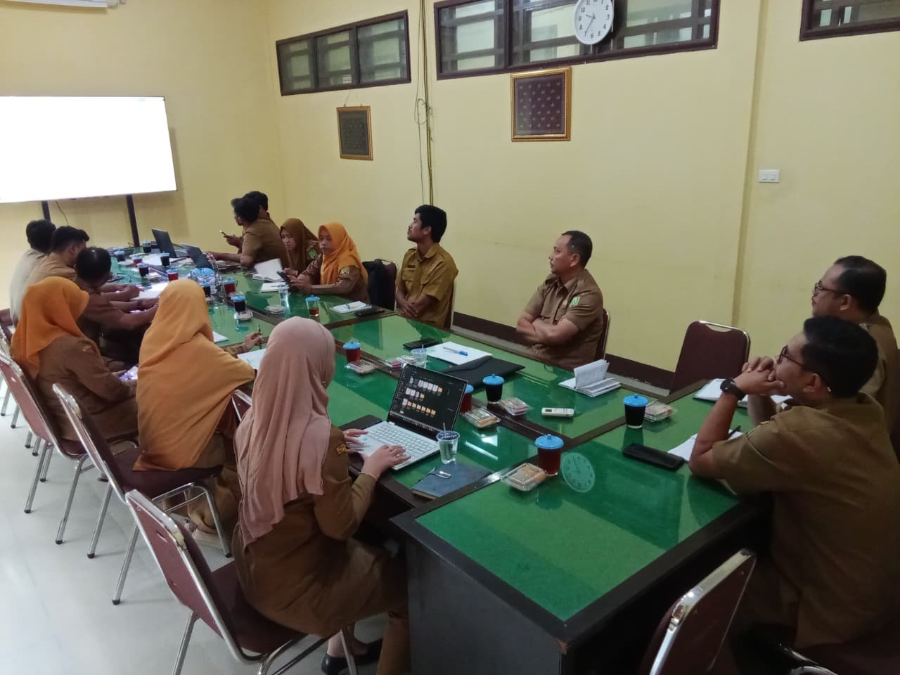 Dinas Perikanan, Peternakan dan Kesehatan Hewan Kabupaten Sambas turut menghadiri rapat pembahasan usulan kegiatan dalam Forum Musrenbang RKPD Provinsi Kalimantan Barat Tahun 2027. Kegiatan tersebut digelar di Ruang Rapat Bapperida Kabupaten Sambas, Selasa (14/4/2026).