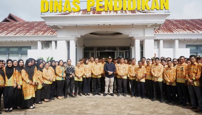Pimpin Apel di Dinas Pendidikan, Bupati Alexander Tekankan Pentingnya Pendidikan Dasar Sebagai Prioritas