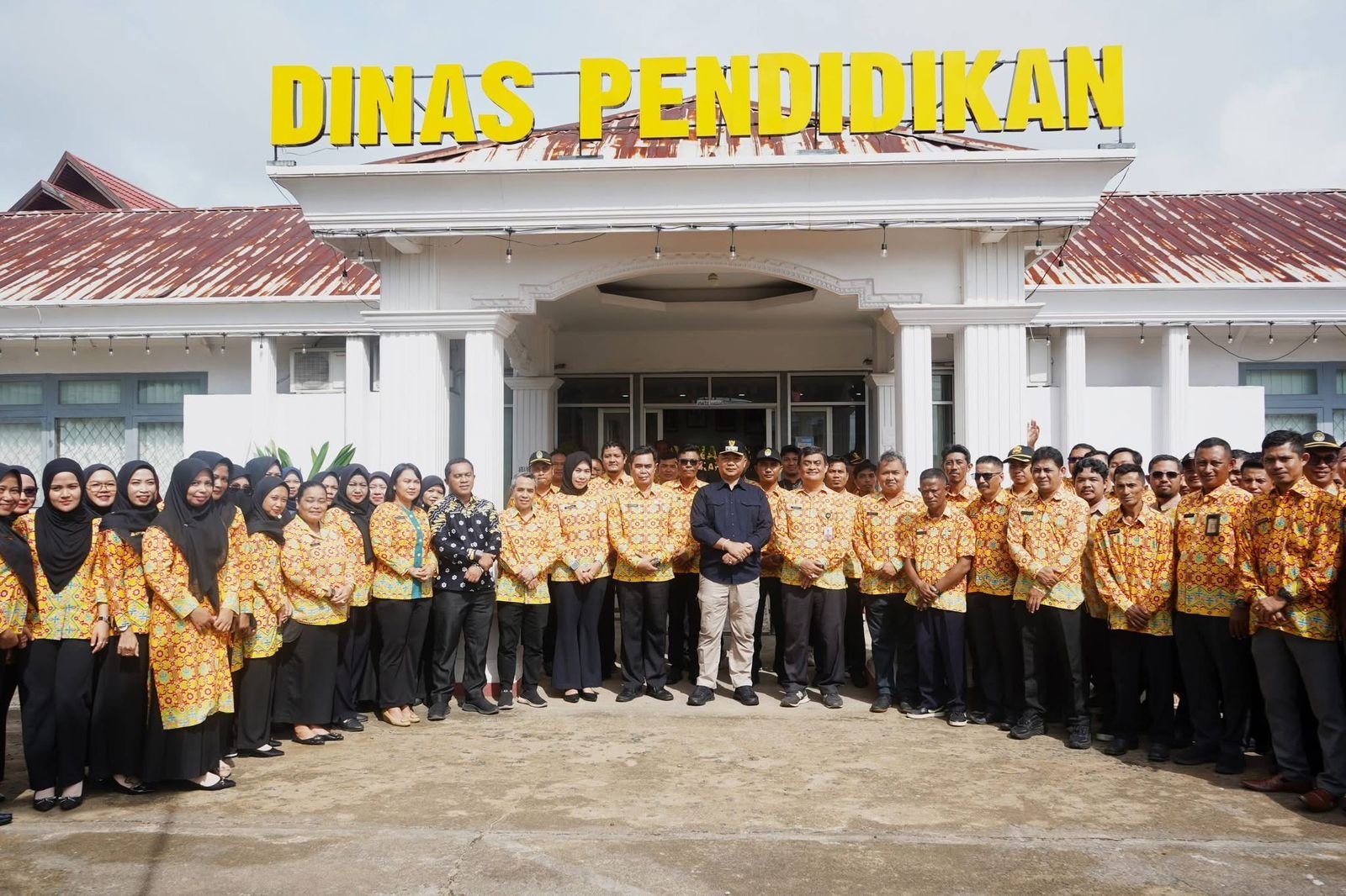 Bupati Alexander