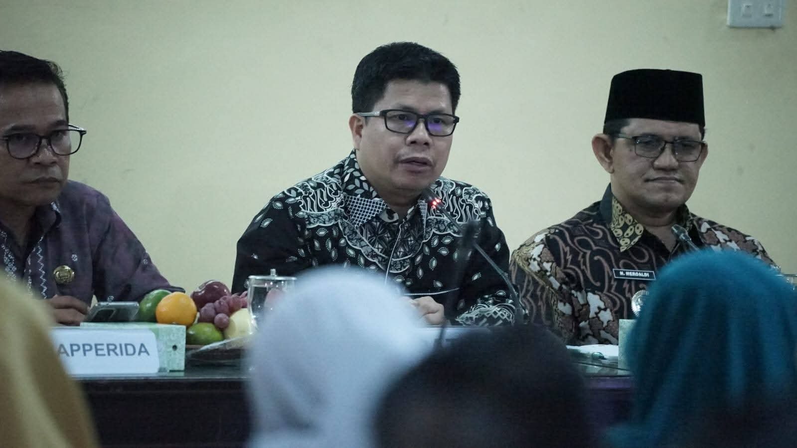 Bupati Sambas dan Wakil Bupati Sambas memimpin rakor percepatan penurunan stunting di Bapperida Kabupaten Sambas.