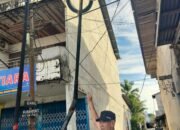 Penampakan tiang wifi nyaris tumbang di Gang Rahmat, Sungai Pinyuh.