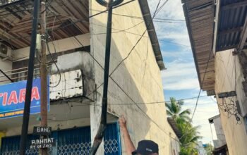 Penampakan tiang wifi nyaris tumbang di Gang Rahmat, Sungai Pinyuh.