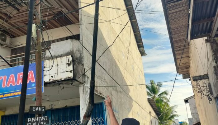 Tiang WiFi Bengkok di Gang Rahmat Sungai Pinyuh, Warga Tuntut Tanggung Jawab Pemilik