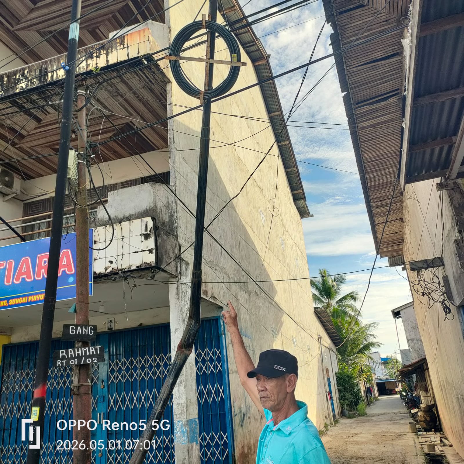 Penampakan tiang wifi nyaris tumbang di Gang Rahmat, Sungai Pinyuh.