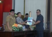 Ketua Pansus LKPJ Bupati Sambas, Mardani dari Fraksi PDIP menyerahkan rekomendasi kepada Wakil Bupati Sambas, Heroaldi Djuhardi Alwi.