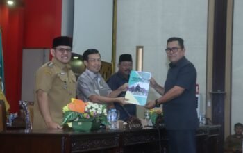 Ketua Pansus LKPJ Bupati Sambas, Mardani dari Fraksi PDIP menyerahkan rekomendasi kepada Wakil Bupati Sambas, Heroaldi Djuhardi Alwi.