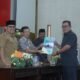 Ketua Pansus LKPJ Bupati Sambas, Mardani dari Fraksi PDIP menyerahkan rekomendasi kepada Wakil Bupati Sambas, Heroaldi Djuhardi Alwi.