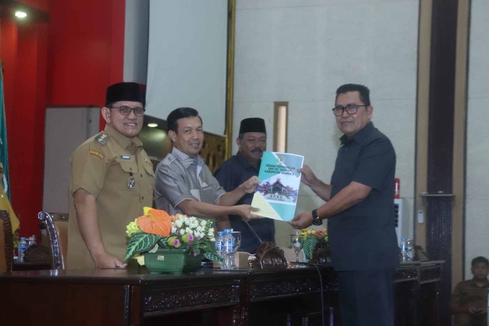 Ketua Pansus LKPJ Bupati Sambas, Mardani dari Fraksi PDIP menyerahkan rekomendasi kepada Wakil Bupati Sambas, Heroaldi Djuhardi Alwi.