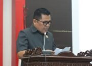 Ketua Pansus LKPJ Bupati Sambas, Mardani dari Fraksi PDIP, sedang menyampaikan rekomendasi Pansus dalam sidang paripurna, Selasa 5 April 2026.