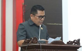 Ketua Pansus LKPJ Bupati Sambas, Mardani dari Fraksi PDIP, sedang menyampaikan rekomendasi Pansus dalam sidang paripurna, Selasa 5 April 2026.