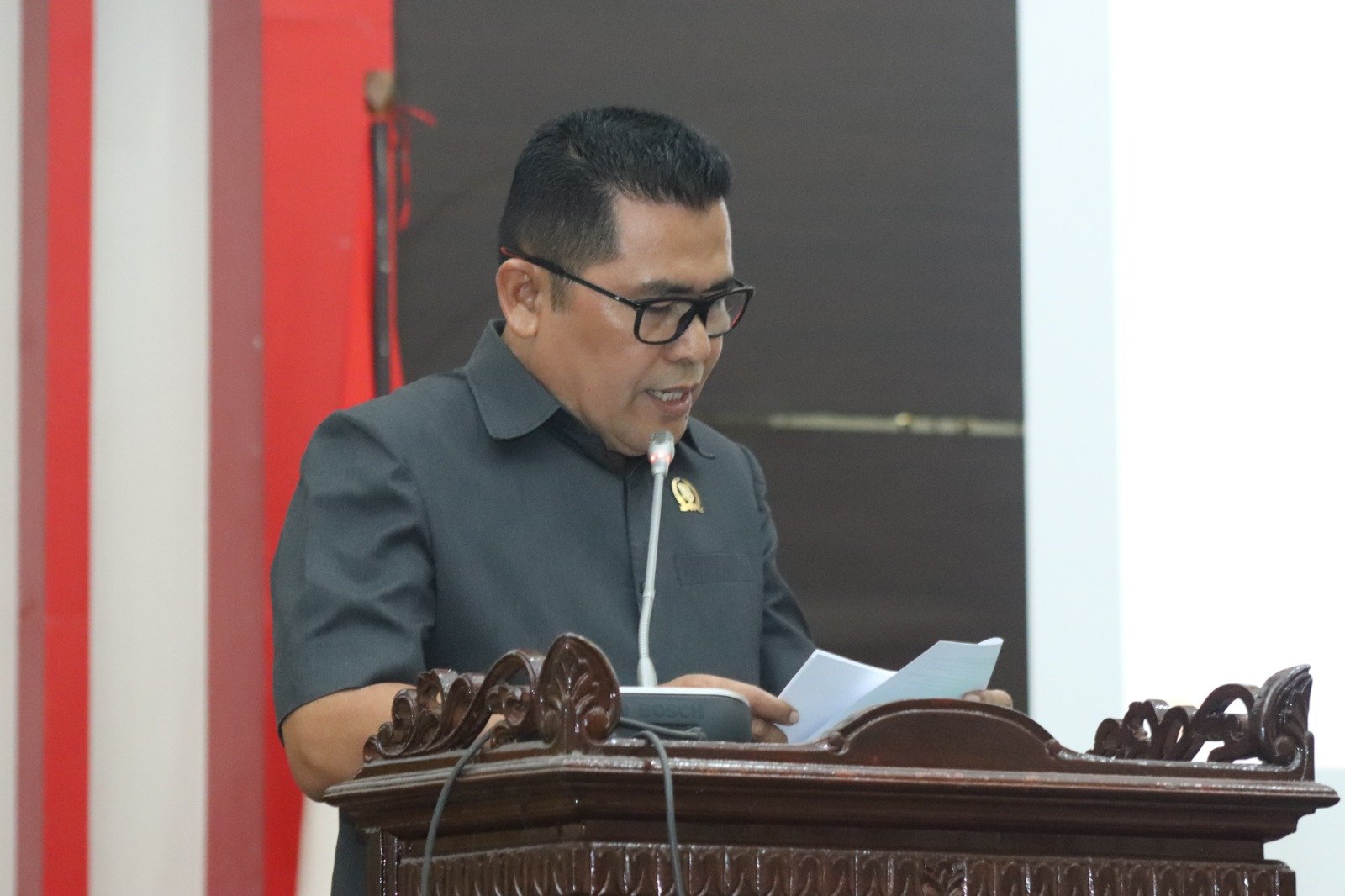Ketua Pansus LKPJ Bupati Sambas, Mardani dari Fraksi PDIP, sedang menyampaikan rekomendasi Pansus dalam sidang paripurna, Selasa 5 April 2026.