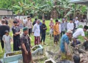 Suasana pemakaman korban pembunuhan di TPU kampung halaman korban yang dihadiri langsung oleh Kapolsek Jongkat.