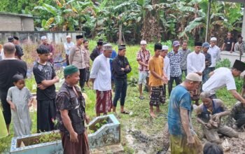 Suasana pemakaman korban pembunuhan di TPU kampung halaman korban yang dihadiri langsung oleh Kapolsek Jongkat.