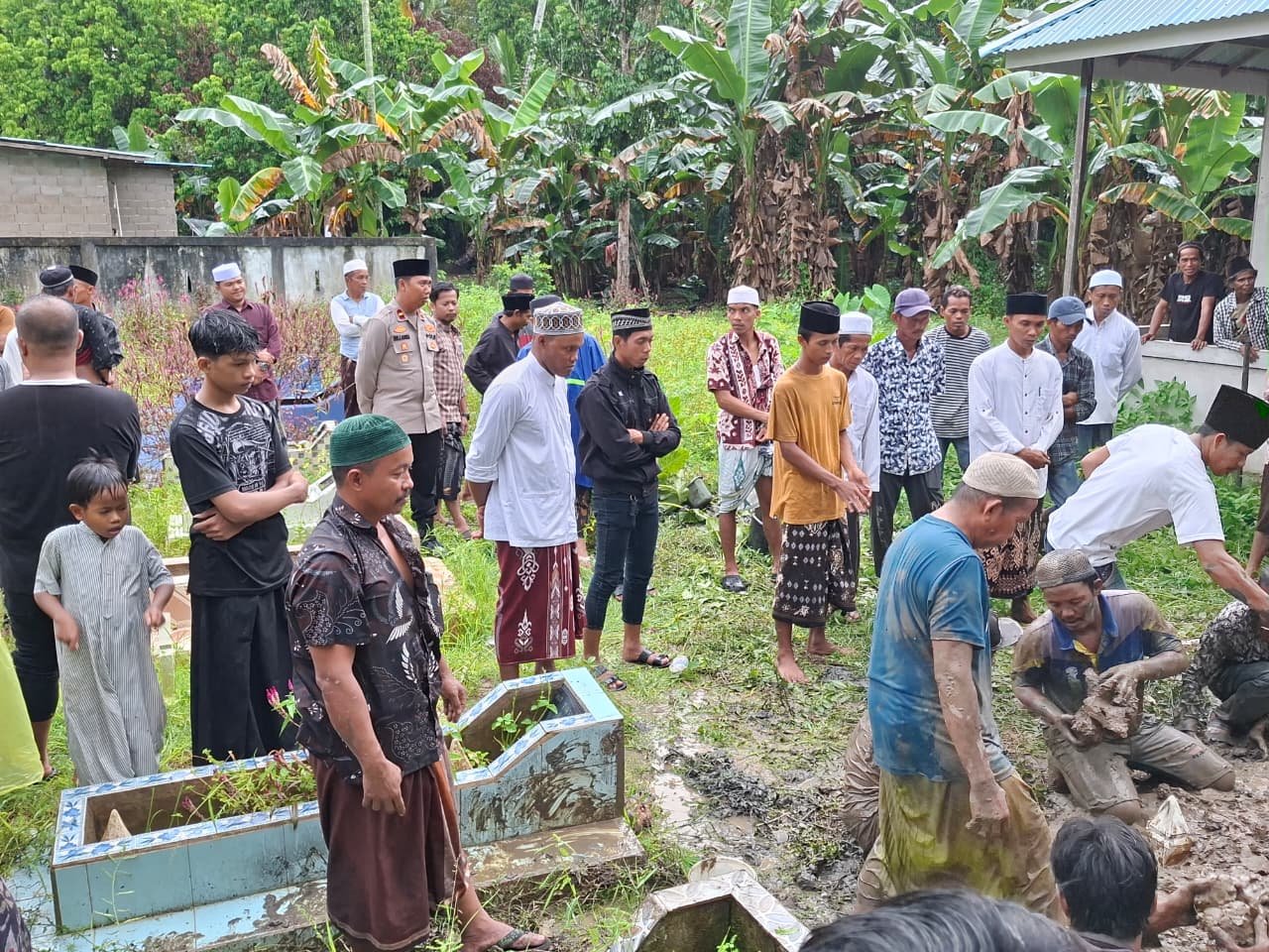Suasana pemakaman korban pembunuhan di TPU kampung halaman korban yang dihadiri langsung oleh Kapolsek Jongkat.