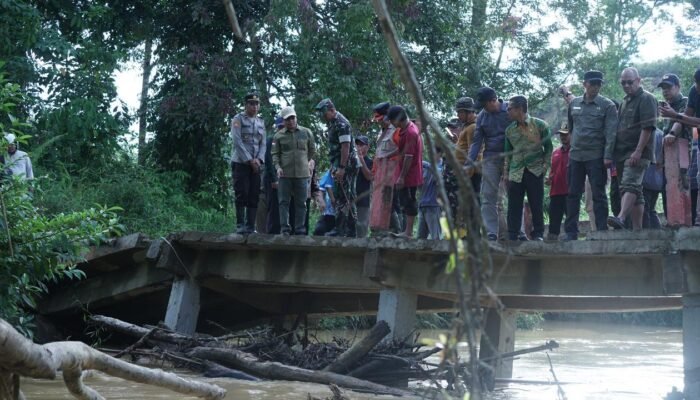 Bupati Sambas Tinjau Jembatan Berkemajuan yang Rusak di Tebuah Elok Subah