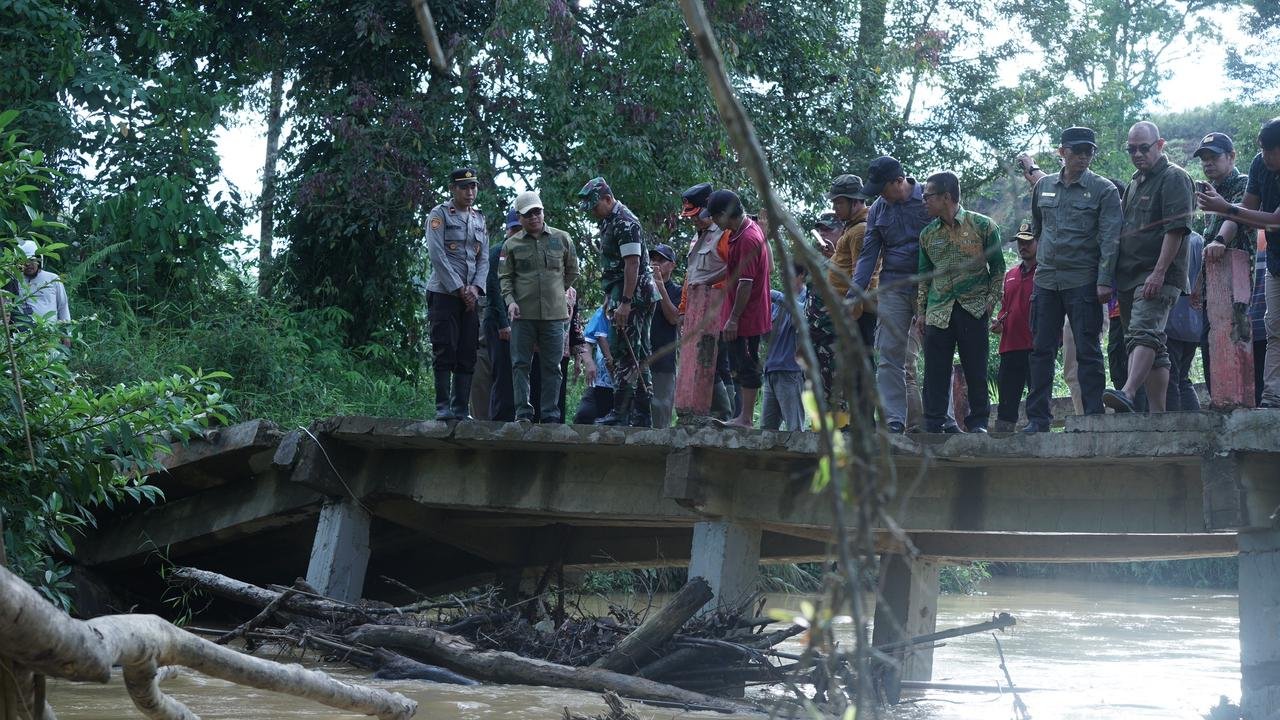 Bupati Sambas, Satono dan rombongan saat meninjau jembatan rusak di Tebuah Elok, Kecamatan Subah, Jumat sore kemarin.