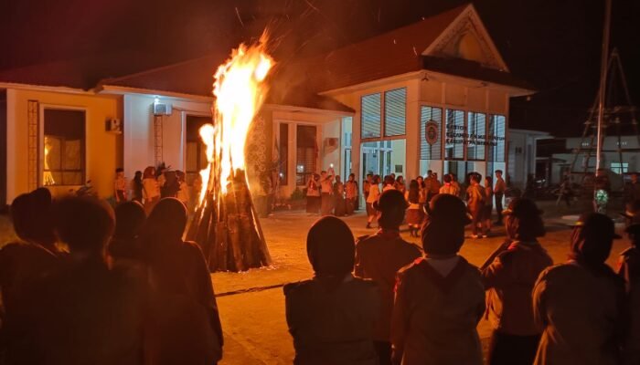 Api Unggun Kemah Pramuka Kwarran Sungai Pinyuh Khidmat dan Penuh Semangat