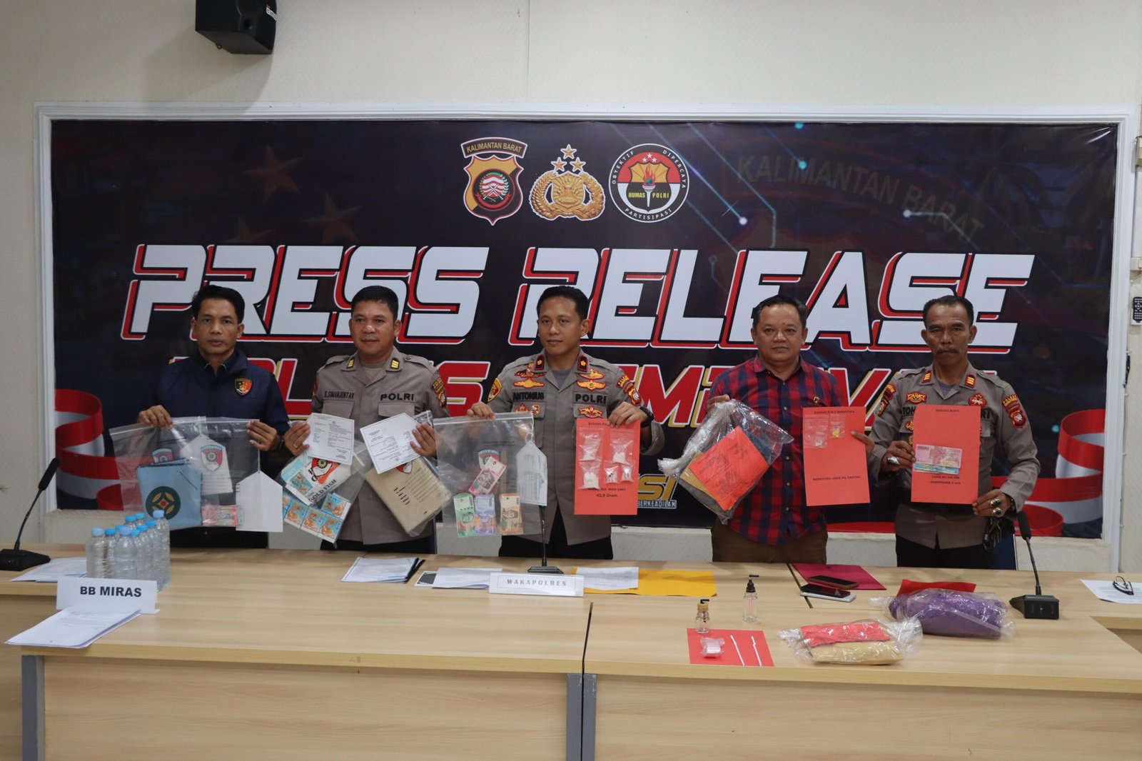 Wakapolres Mempawah, Kompol Antonius memimpin konferensi pers Operasi Pekat Kapuas 2026.