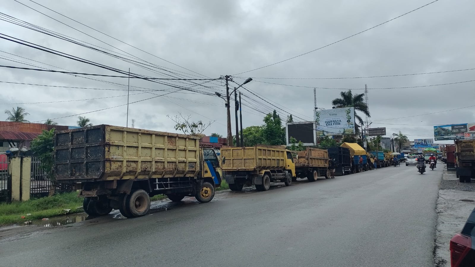 Antrean truk membeli solar subsidi di SPBU Sungai Pinyuh, Kabupaten Mempawah, Senin 18 Mei 2026/Foto Jejaring Kalbar.
