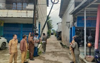 Kadis Kominfo Mempawah Turun Tangan, Tiang Wifi Bengkok di Gang Rahmat Diduga Milik Indosat