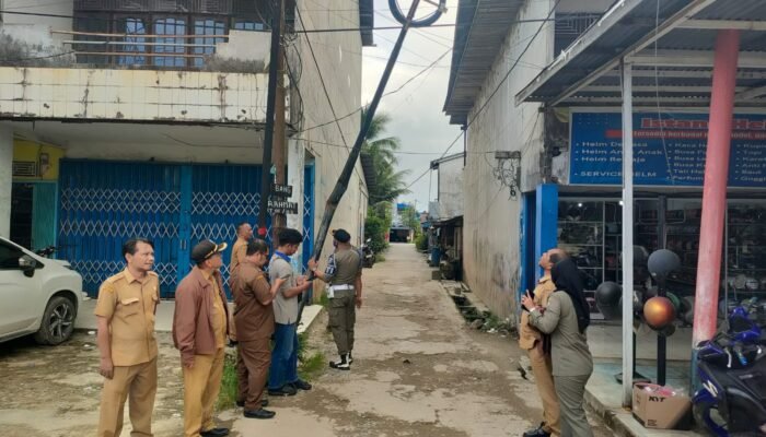 Kadis Kominfo Mempawah Turun Tangan, Tiang Wifi Bengkok di Gang Rahmat Diduga Milik Indosat