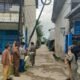 Tim dari Dinas Kominfo Kabupaten Mempawah didampingi tim kelurahan turun tangan melihat langsung kondisi tiang wifi bengkok di Gang Rahmat, Kecamatan Sungai Pinyuh, Senin 18 Mei 2026/Foto Jejaring Kalbar.