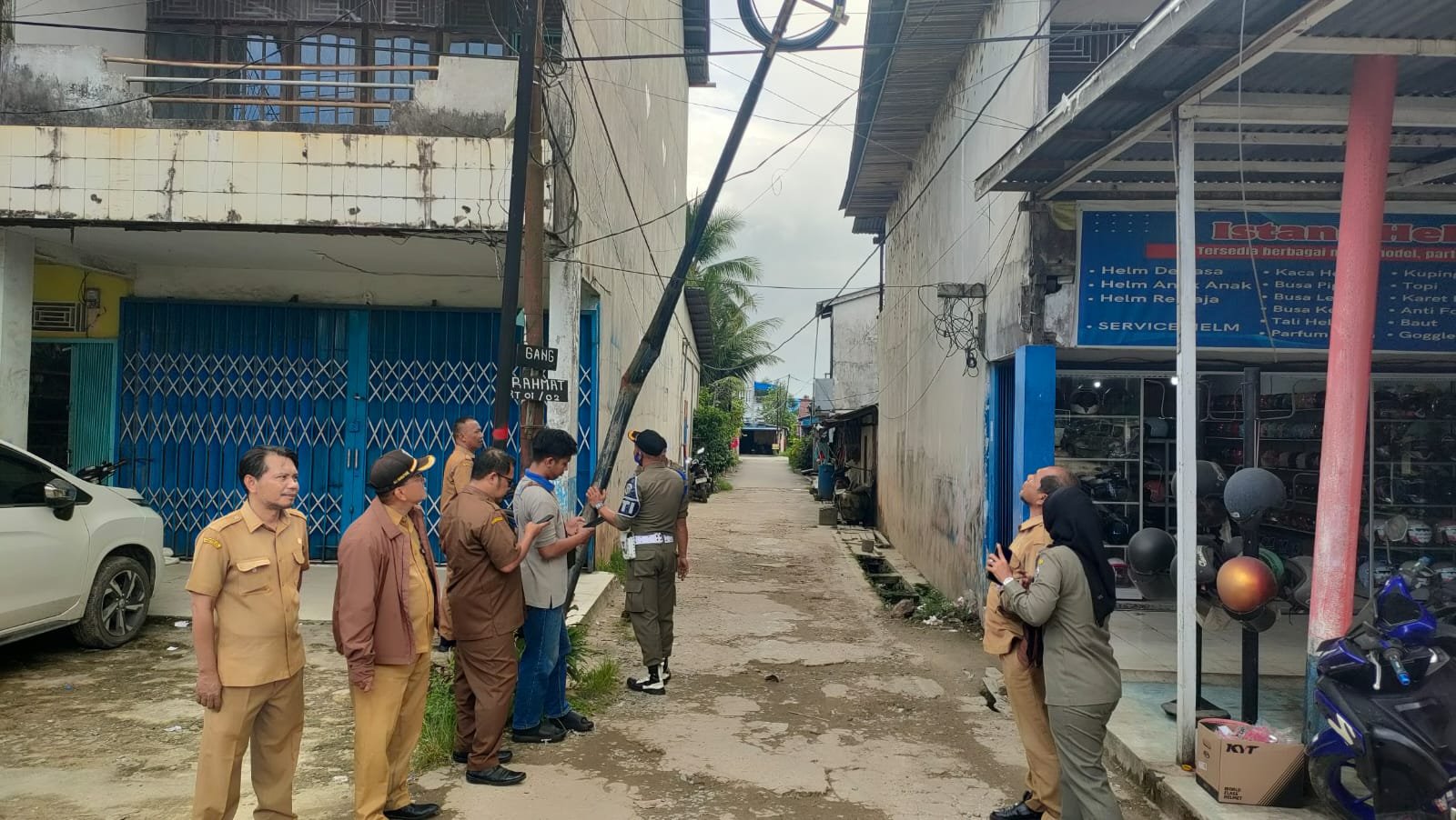 Tim dari Dinas Kominfo Kabupaten Mempawah didampingi tim kelurahan turun tangan melihat langsung kondisi tiang wifi bengkok di Gang Rahmat, Kecamatan Sungai Pinyuh, Senin 18 Mei 2026/Foto Jejaring Kalbar.
