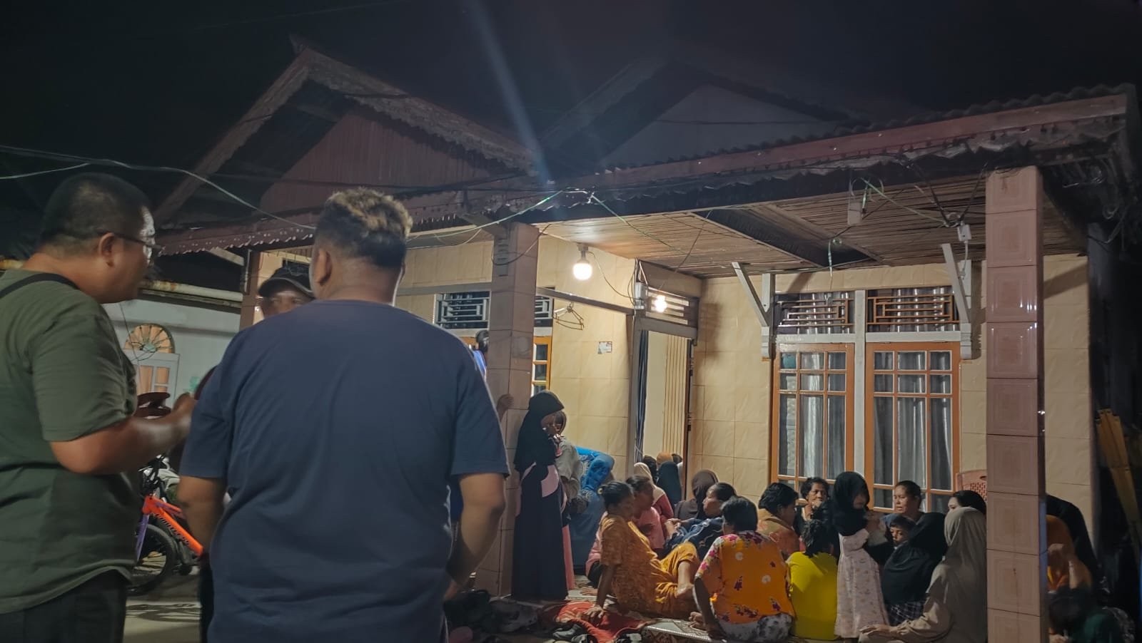 Suasana rumah duka anak tenggelam di Kampung Api Api Sungai Pinyuh, Kabupaten Mempawah, Provinsi Kalbar.