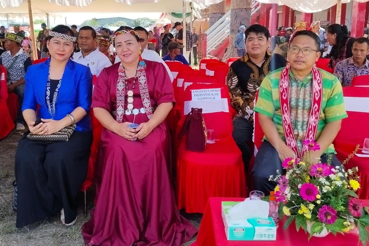 Melani Astuti (maroon) tokoh perempuan Dayak Kecamatan Subah, yang juga Ketua Komisi II DPRD Kabupaten Sambas, dalam momen pembukaan Gawai Dayak di Rumah Adat.
