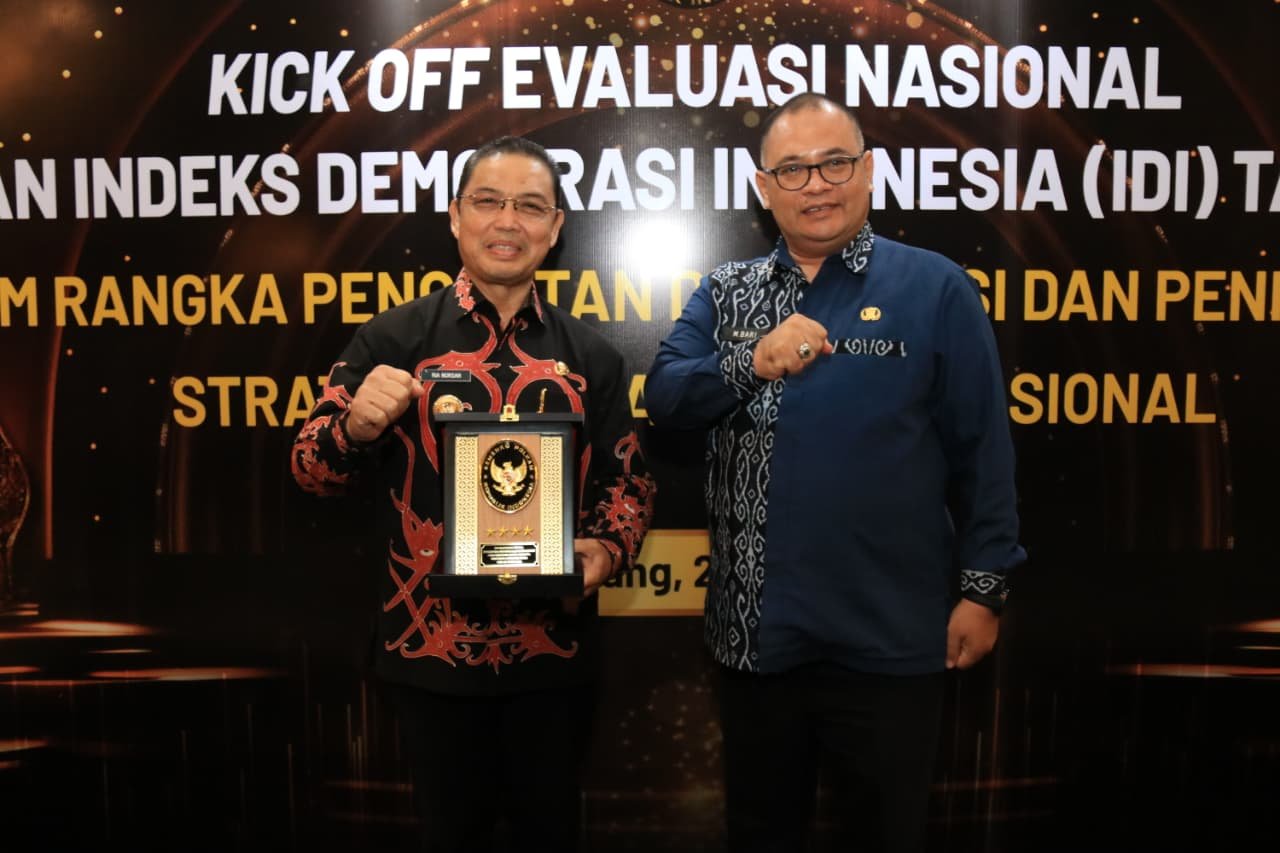 Gubernur Kalbar Ria Norsan menerima penghargaan Indeks Demokrasi Indonesia.