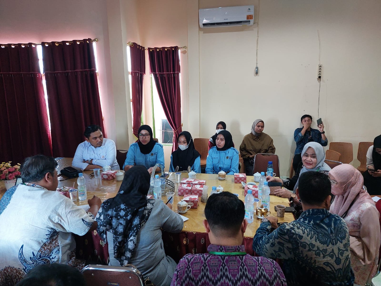 Rapat evaluasi Dinkes Sambas dan sejumlah pihak di Selakau usai peristiwa anak SD diduga keracunan santap MBG.
