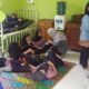 LEMAH, anak-anak sekolah dasar yang terbaring lemah, dirawat di Puskesmas karena mual muntah akibat diduga keracunan MBG di Selakau.