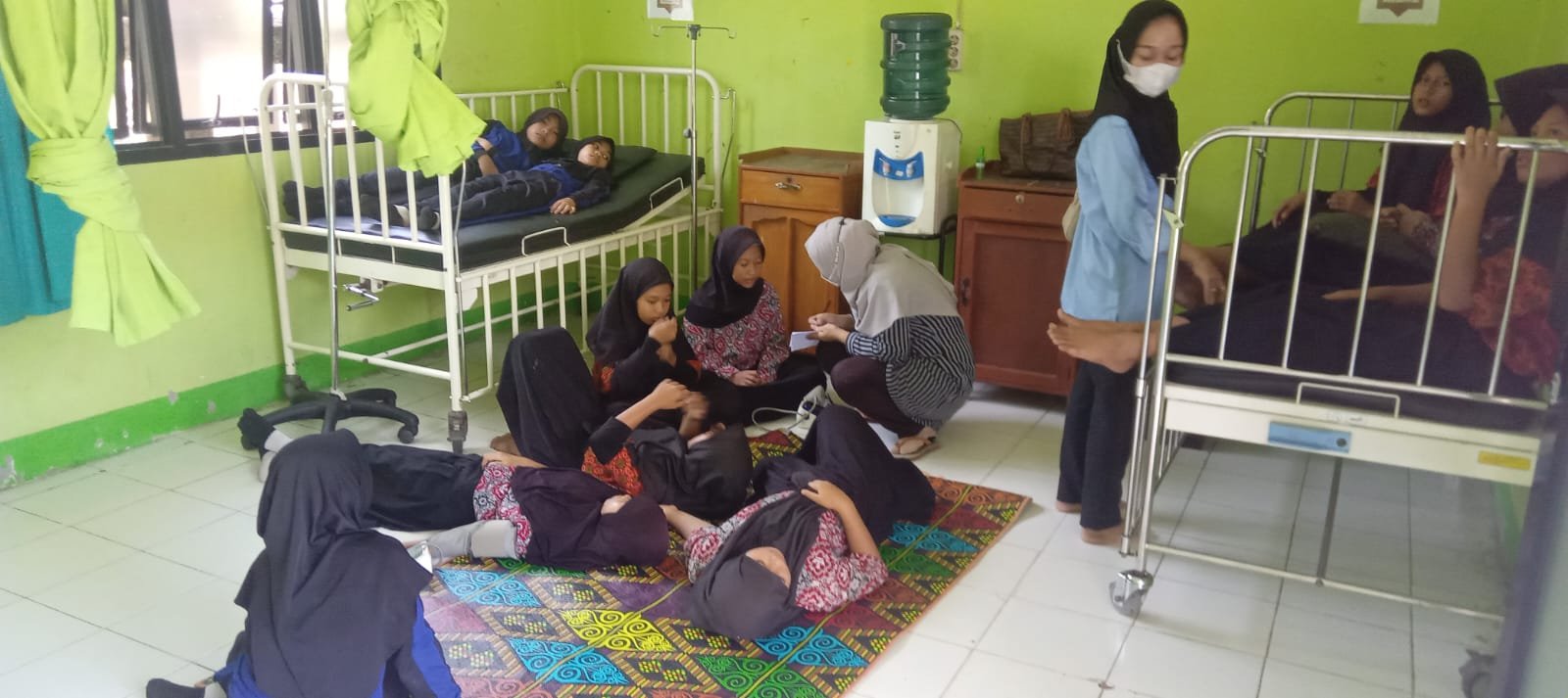LEMAH, anak-anak sekolah dasar yang terbaring lemah, dirawat di Puskesmas karena mual muntah akibat diduga keracunan MBG di Selakau.
