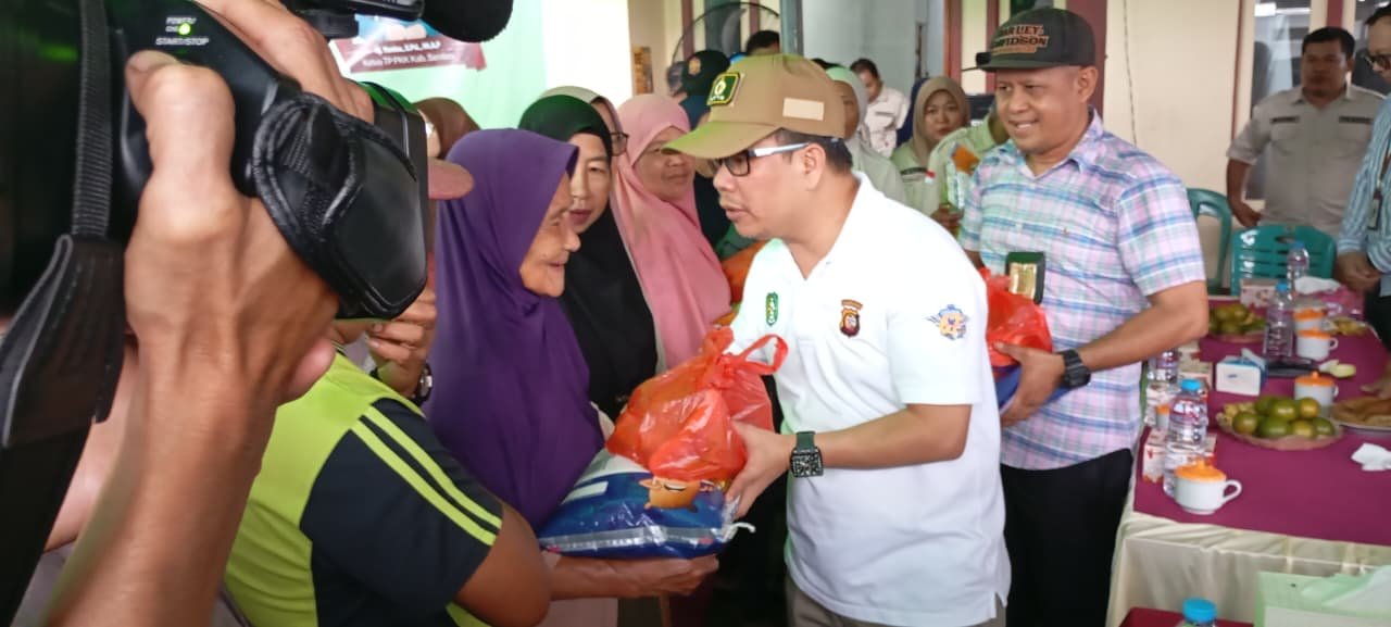 Pemkab Sambas gelar pasar murah di Desa Pipit Teja, Kecamatan Teluk Keramat.
