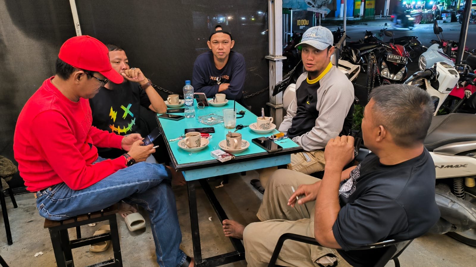 Wakil Ketua III DPRD Kabupaten Sambas, Ferdinan Syolihin dengar keluhan sopir truk di Kecamatan Tebas yang merasa kesulitan mendapat solar subsidi.