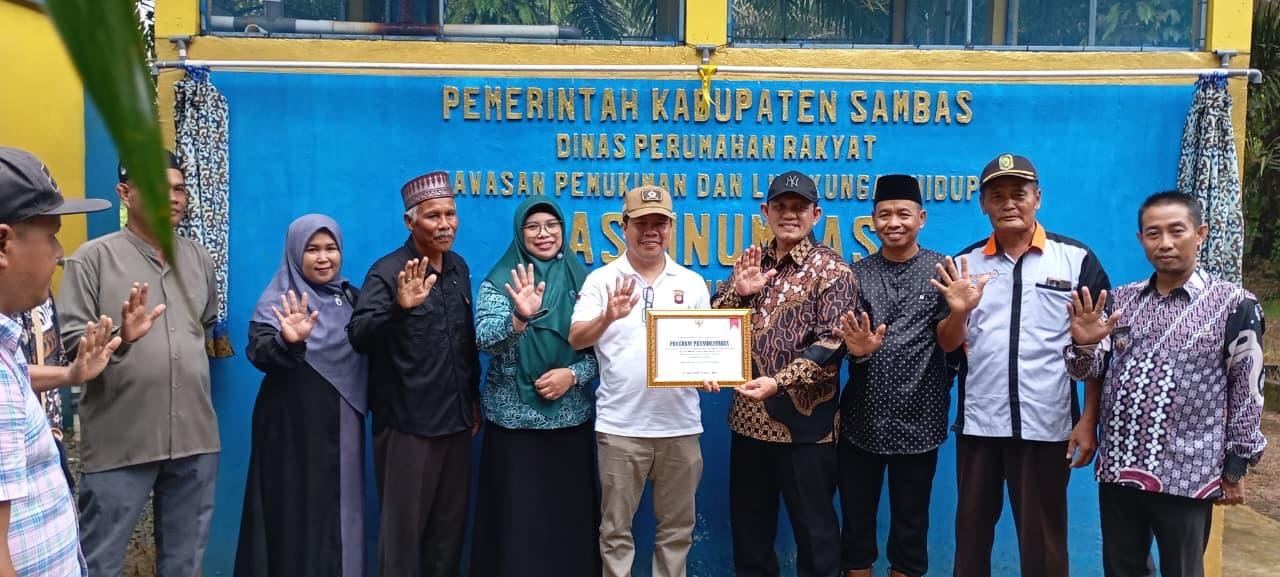 Bupati Sambas Satono didampingi Wakil Bupati Sambas, Heroaldi saat meresmikan Pasminumas di Teluk Keramat.