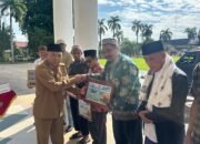 Wakil Bupati Mempawah Juli Suryadi menyerahkan sapi kurban untuk Iduladha secara simbolis.