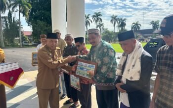 Wakil Bupati Mempawah Juli Suryadi menyerahkan sapi kurban untuk Iduladha secara simbolis.