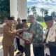 Wakil Bupati Mempawah Juli Suryadi menyerahkan sapi kurban untuk Iduladha secara simbolis.