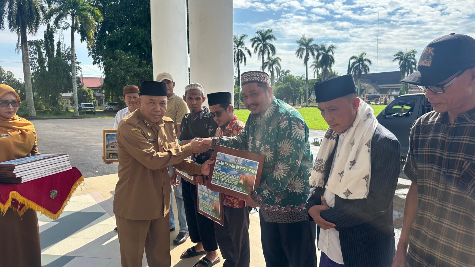 Wakil Bupati Mempawah Juli Suryadi menyerahkan sapi kurban untuk Iduladha secara simbolis.